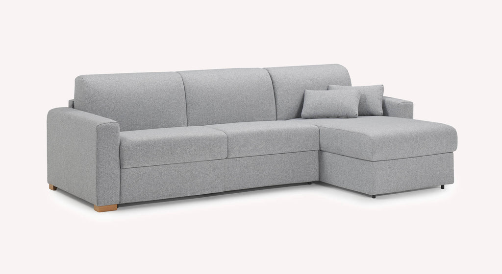 Canapé d'angle convertible Jerry en tissu gris argenté, modèle Denver, avec méridienne à droite et pieds en bois