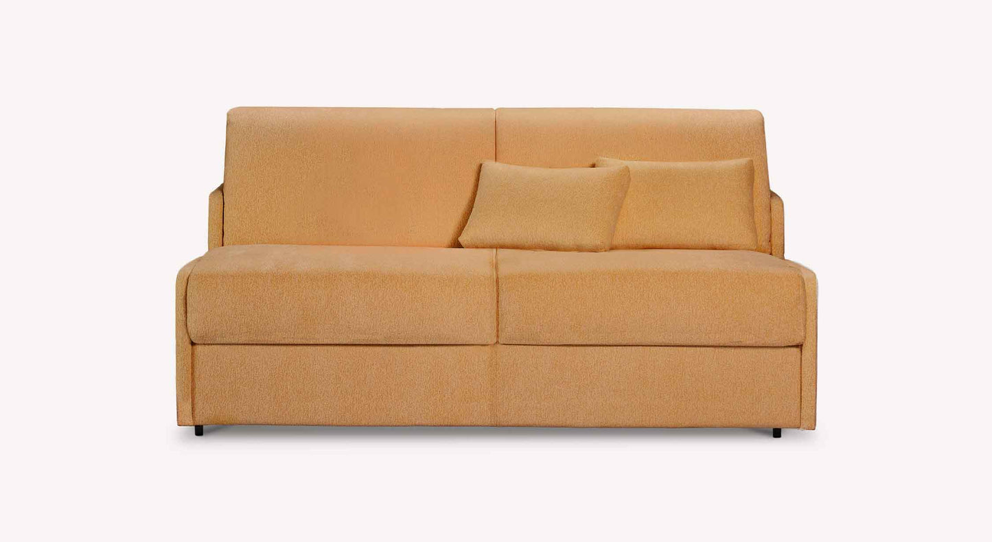 Canapé convertible JERRY Mini Misterio Curry de couleur curry avec deux coussins assortis, design épuré et compact adapté pour un couchage quotidien confortable.