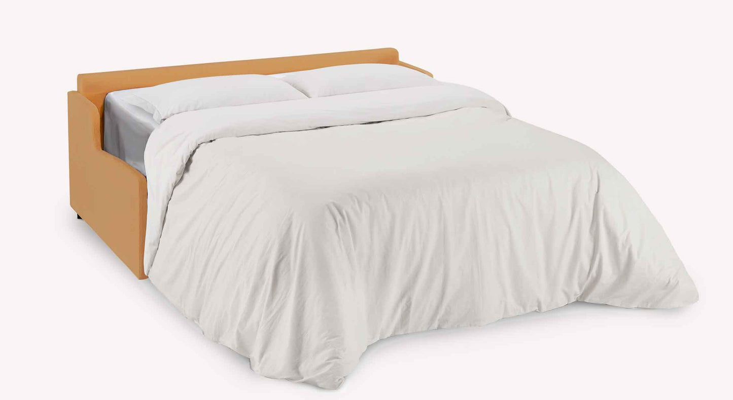 Canapé convertible JERRY Mini Misterio Curry en tissu curry avec lit déployé, drap blanc et couette légère, offrant un couchage confortable et moderne.