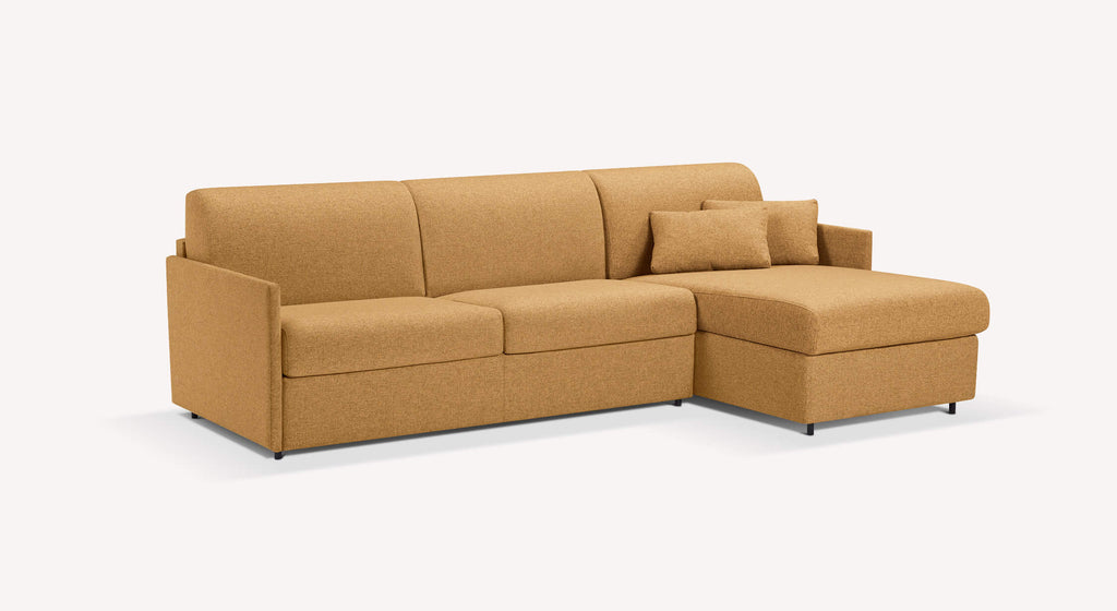 Canapé convertible d'angle compact "Jerry" en tissu couleur ambre, avec méridienne à droite et coussin assorti