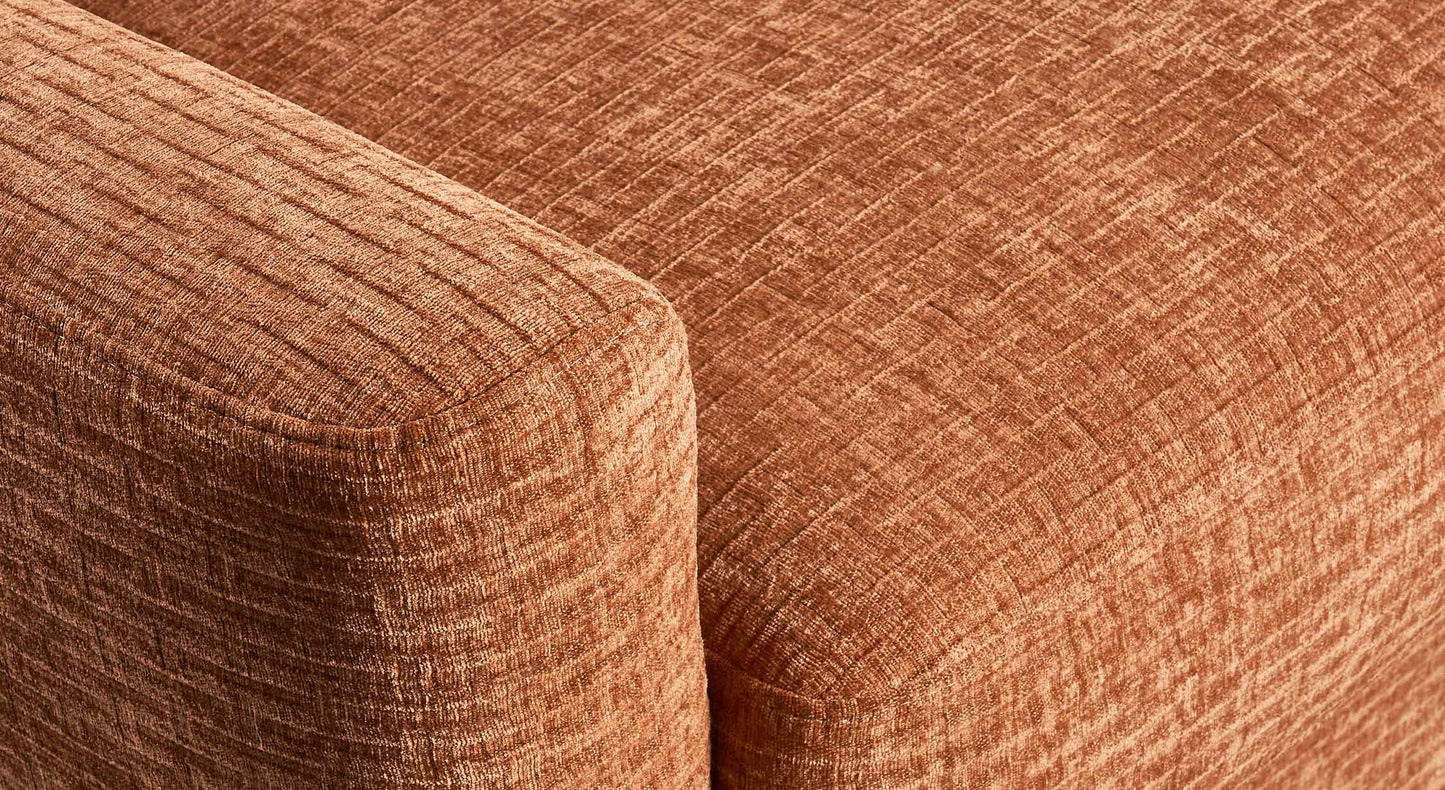 Détail du tissu texturé couleur cuivre du canapé convertible MOTUS Paradoxe Cuivre, mettant en avant la qualité et le confort du revêtement.