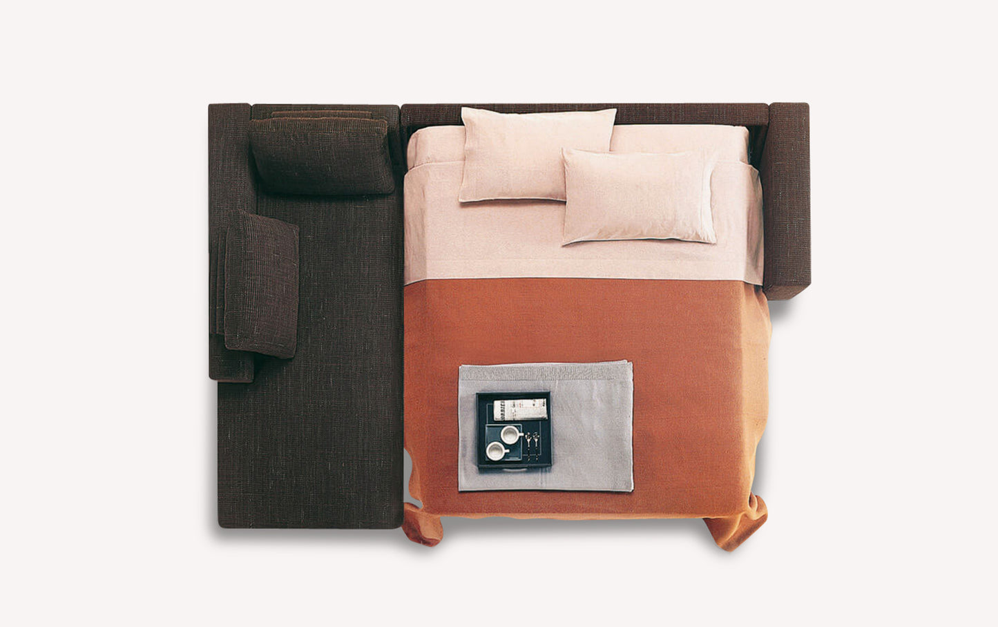 Canapé convertible Kos ouvert en tissu marron, vu de dessus, avec couverture orange et plateau de service