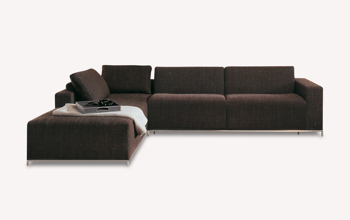 Canapé convertible en tissu marron avec méridienne, coussin et plateau décoratif