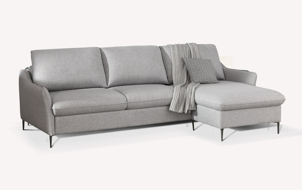 Canapé d'angle Bogart en tissu gris, modèle fermé, avec coussin et plaid décoratifs