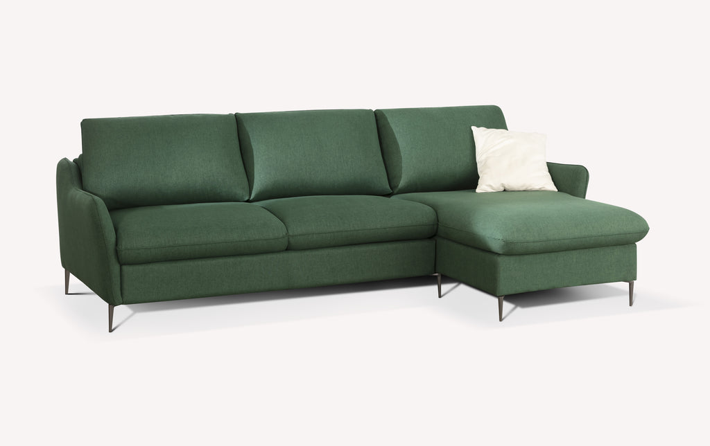 Canapé d'angle Bogart en tissu vert tequila, design moderne avec pieds métalliques et coussin blanc