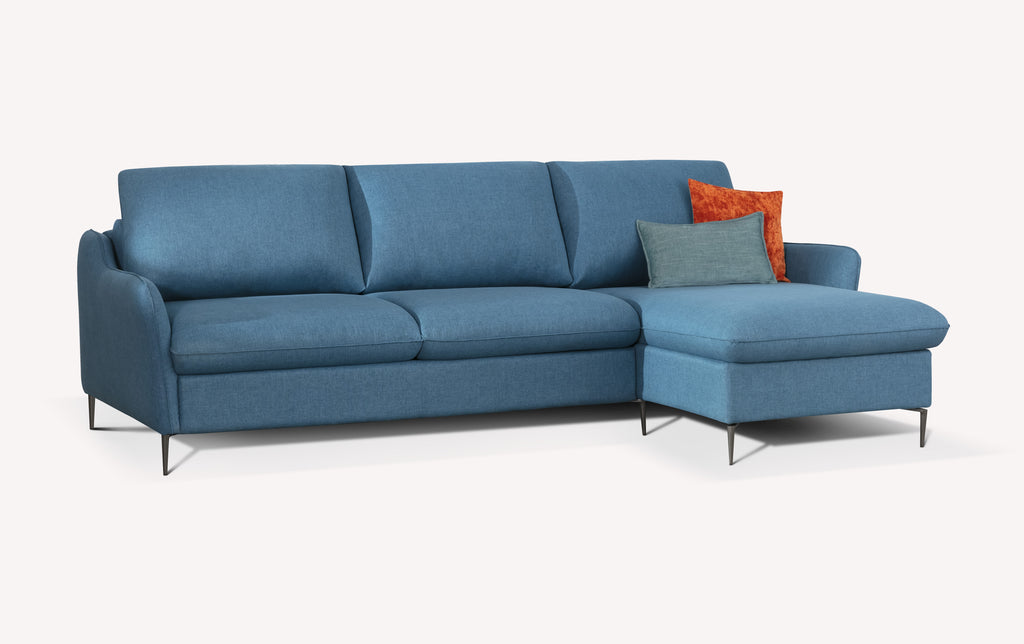 Canapé d'angle en tissu bleu tequila, modèle Bogart, avec accoudoirs fermés et pieds métalliques, vu de trois quarts