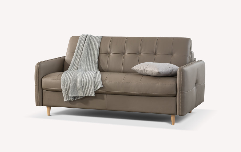 Canapé convertible en cuir marron avec coussin gris et plaid à rayures, modèle Soho Royal