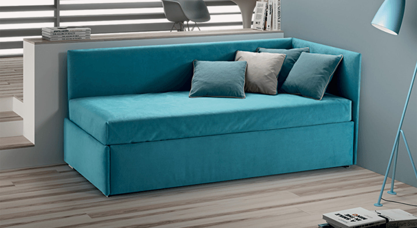 Lit gigogne d'angle en tissu bleu Alessia, avec coussins assortis, dans un intérieur moderne et lumineux