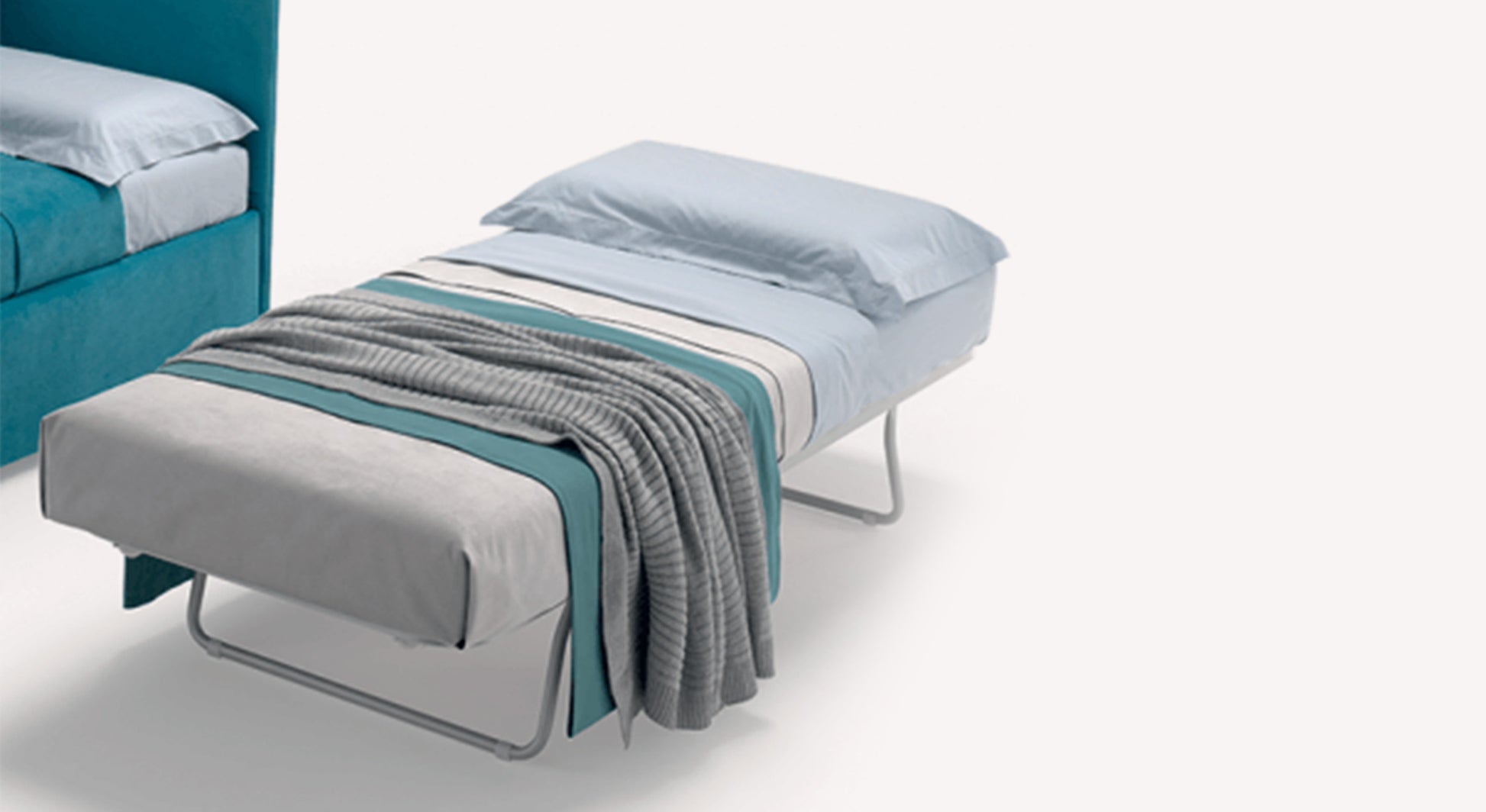 Lit gigogne Angolo en tissu bleu Alessia, avec draps et couverture grise, partiellement déplié