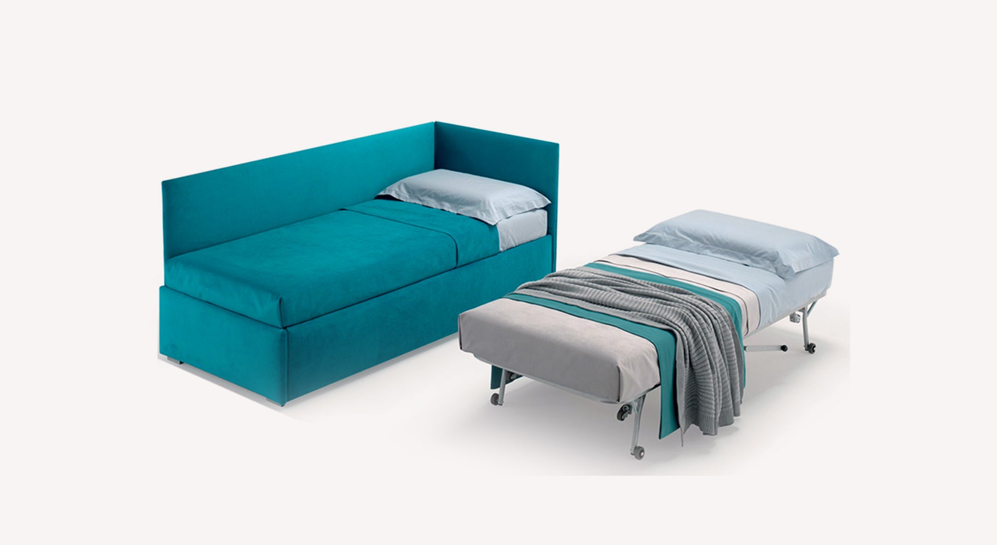 Lit gigogne Angolo en tissu bleu Alessia, avec un lit principal et un lit d'appoint déplié, sur fond blanc