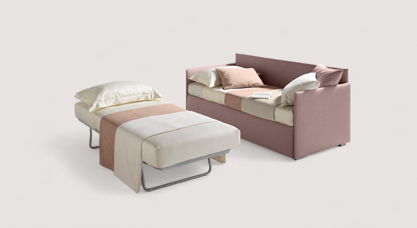 Lit gigogne rose avec matelas déplié, coussins et couverture beige, design moderne et fonctionnel