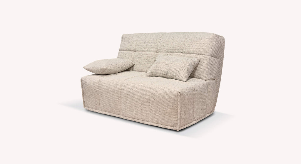 Canapé convertible ADÈLE Silencio Ivoire en tissu beige clair avec deux coussins assortis, design moderne et épuré idéal pour un couchage quotidien confortable.