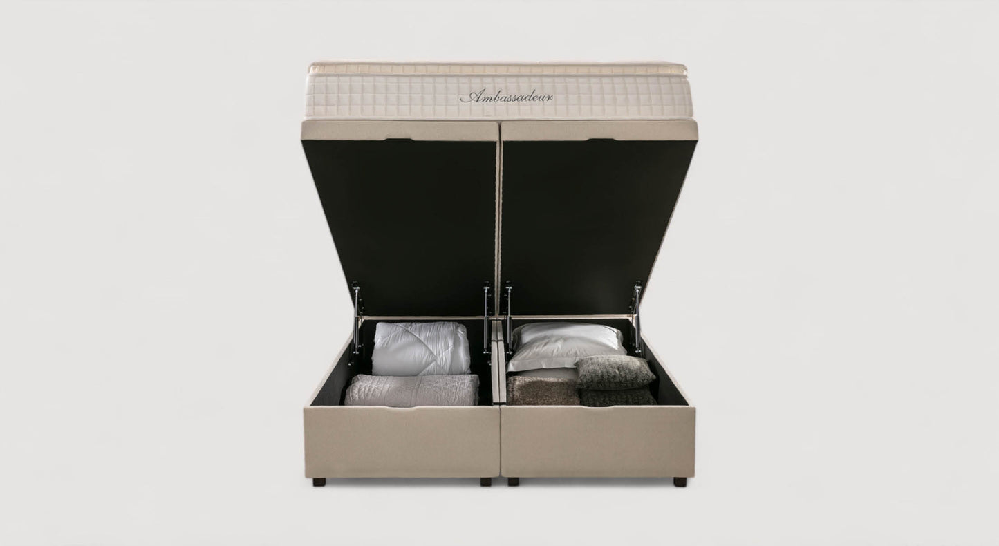 Lit coffre beige Ouessant Luca avec rangements ouverts, contenant des couvertures et oreillers