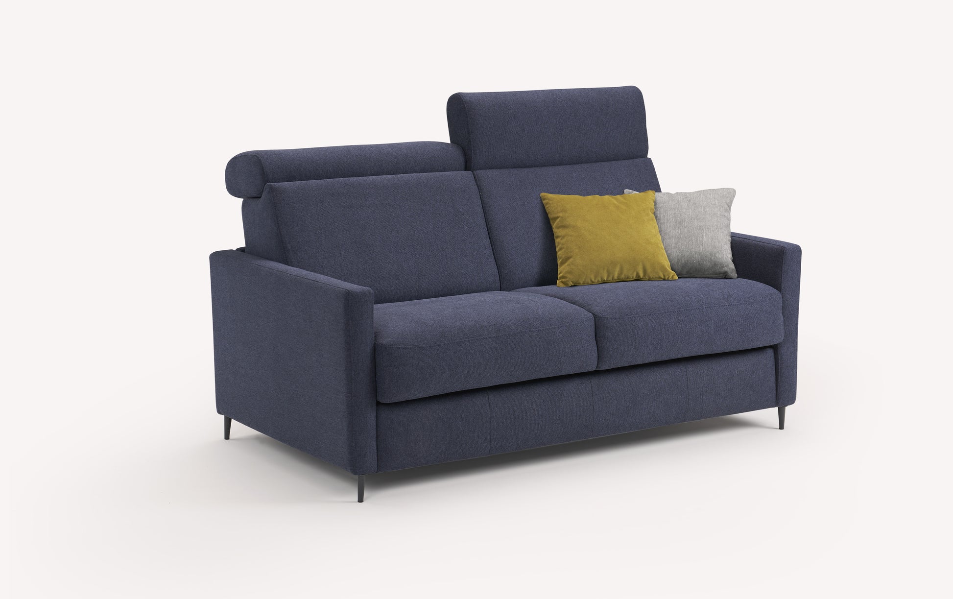 Canapé convertible Amy en tissu Austin Deep Blue, vu de trois quarts, avec coussins jaune et gris