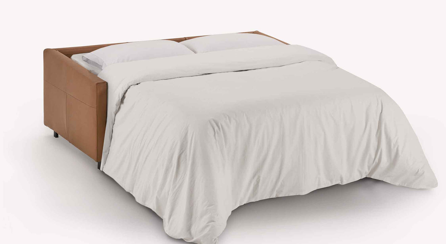 Canapé convertible BOBBY Cuir Lux Cognac déplié en lit avec housse de couette blanche, offrant un couchage confortable et élégant en cuir cognac.