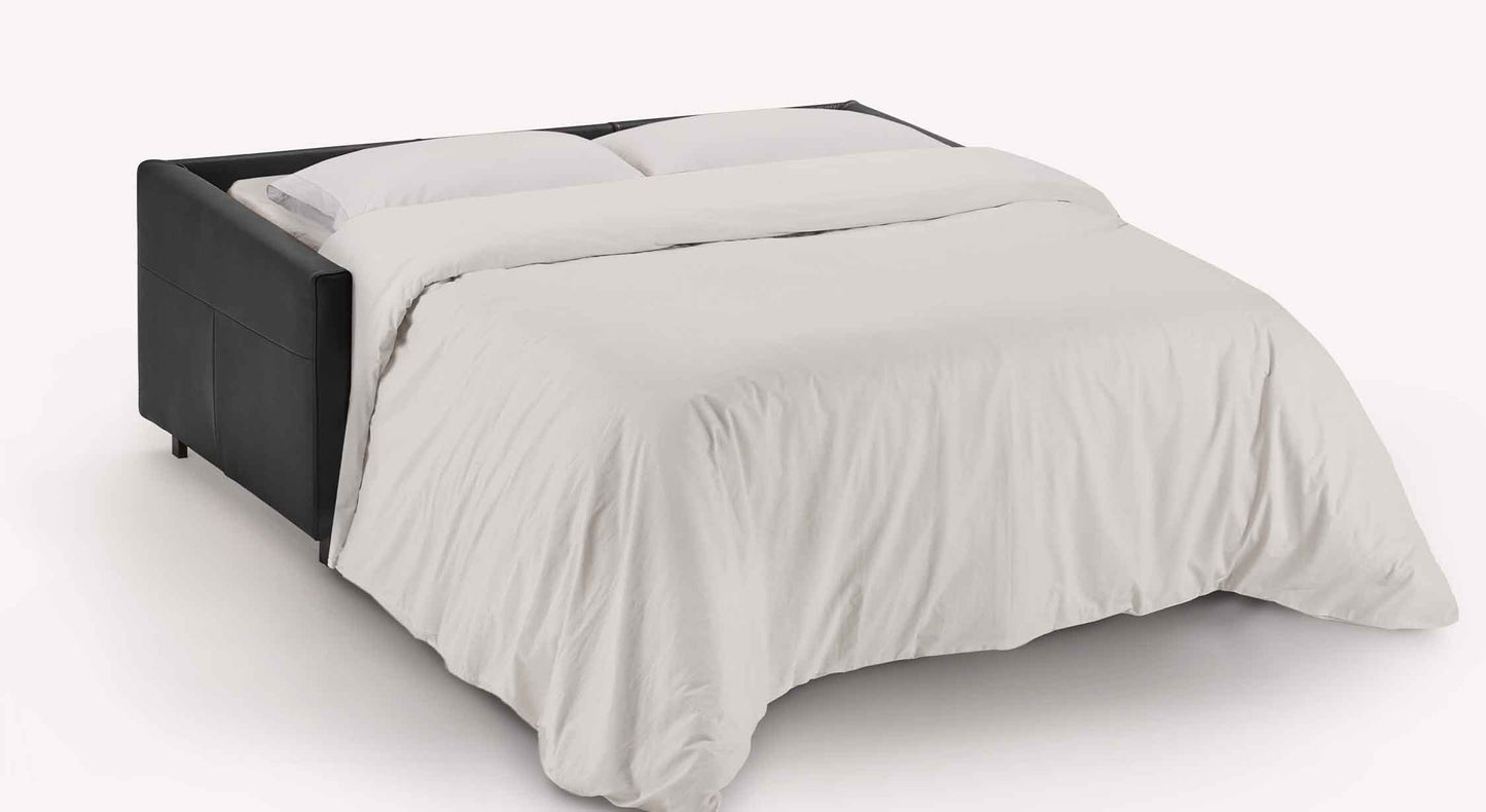 canapé convertible BOBBY Cuir Lux Noir en cuir noir avec couchage spacieux, draps blancs et oreillers sur fond clair, idéal pour un couchage quotidien confortable
