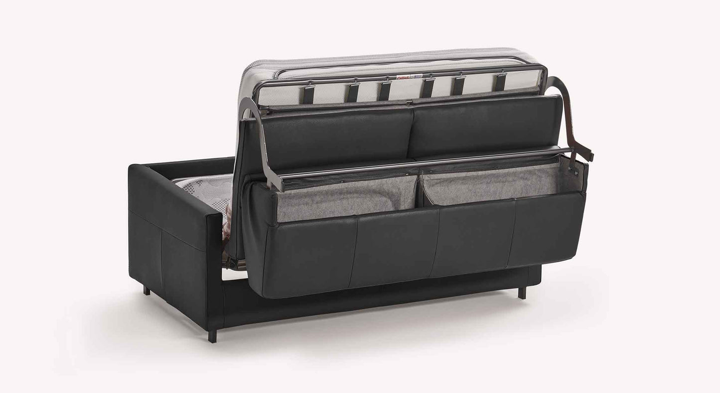 Canapé convertible BOBBY Cuir Lux Noir en cours de dépliage avec rangements intégrés à l'arrière, design moderne et fonctionnel pour un couchage quotidien.