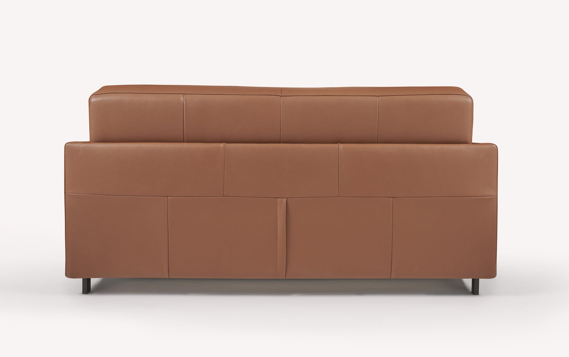 Canapé convertible Bobby en cuir cognac, vue arrière, fermé, design moderne et luxueux