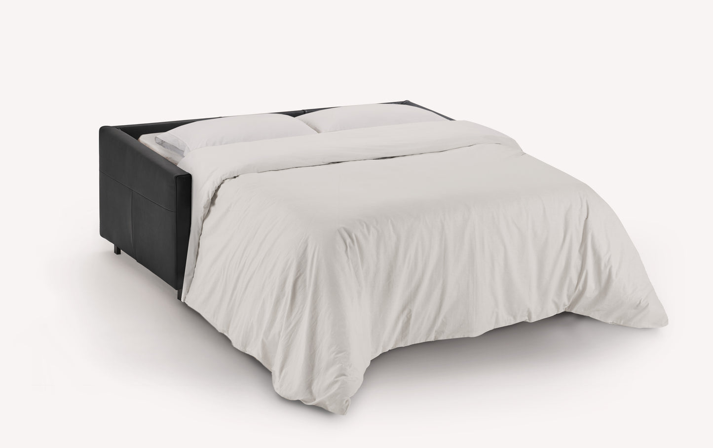 Canapé convertible Bobby en cuir noir, ouvert en position lit avec draps blancs