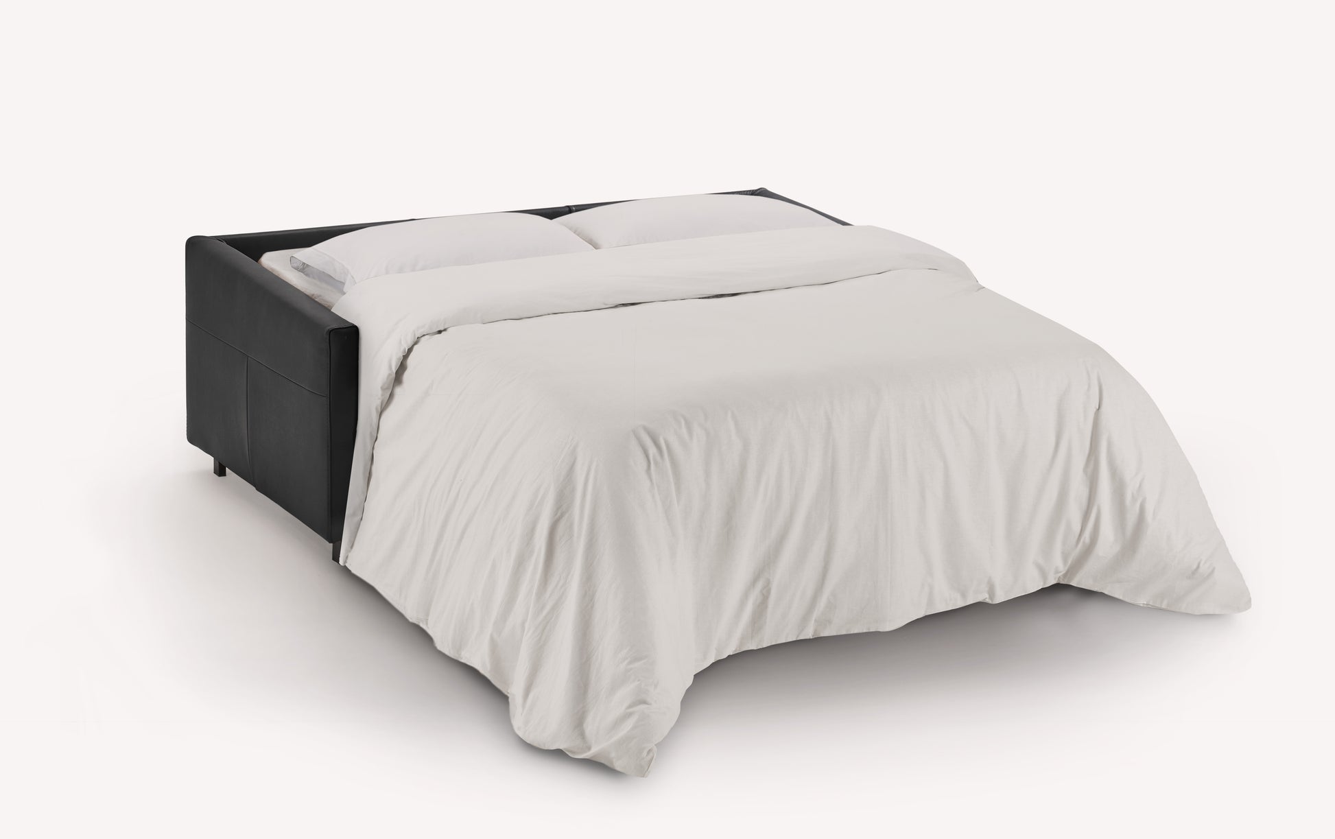 Canapé convertible Bobby en cuir noir, ouvert en position lit, avec draps blancs