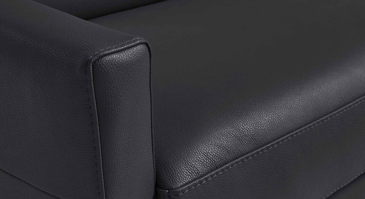 Détail du revêtement en cuir noir de haute qualité du BOBBY Cuir Lux Noir, mettant en avant la texture élégante et les coutures précises du canapé convertible.