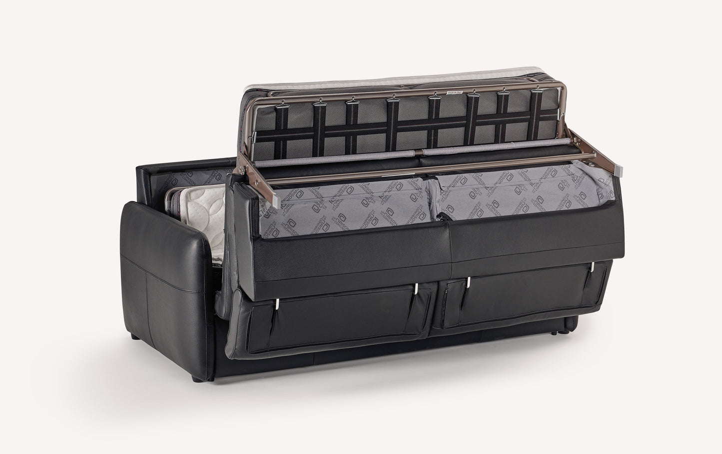 Canapé convertible Bruce en cuir noir, ouvert pour montrer le mécanisme de lit intégré et le matelas