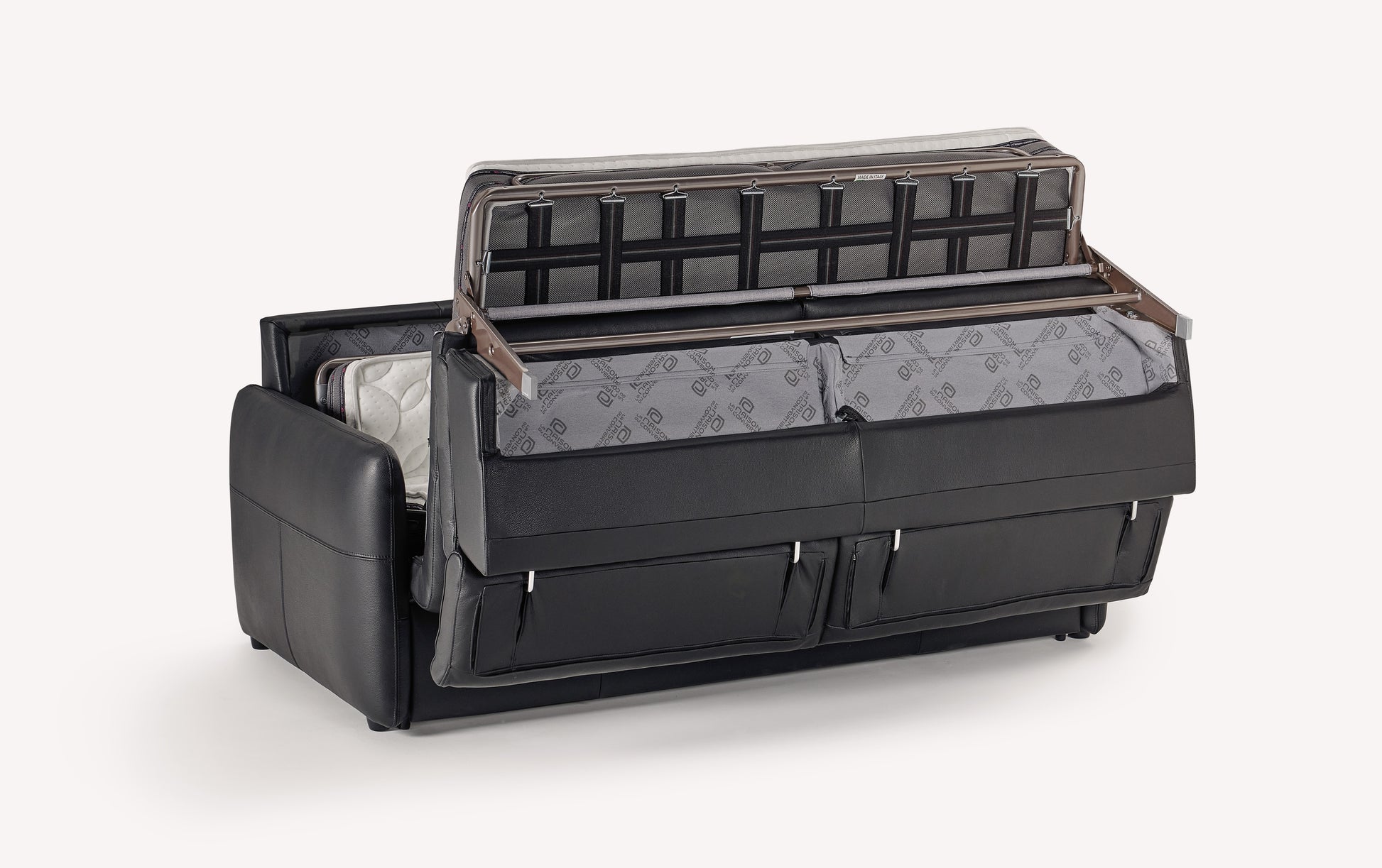 Canapé convertible Bruce en cuir noir, ouvert pour montrer le mécanisme de lit intégré et le matelas