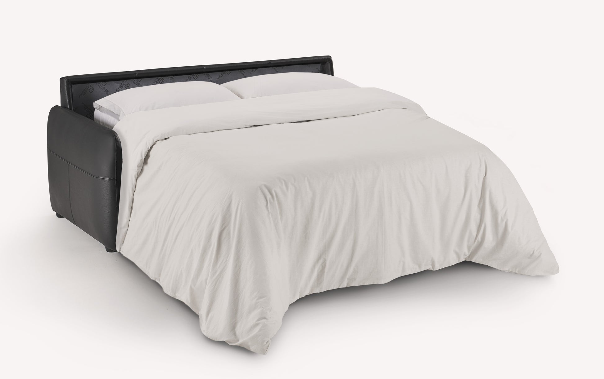 Canapé convertible Bruce en cuir noir, ouvert en position lit avec draps blancs