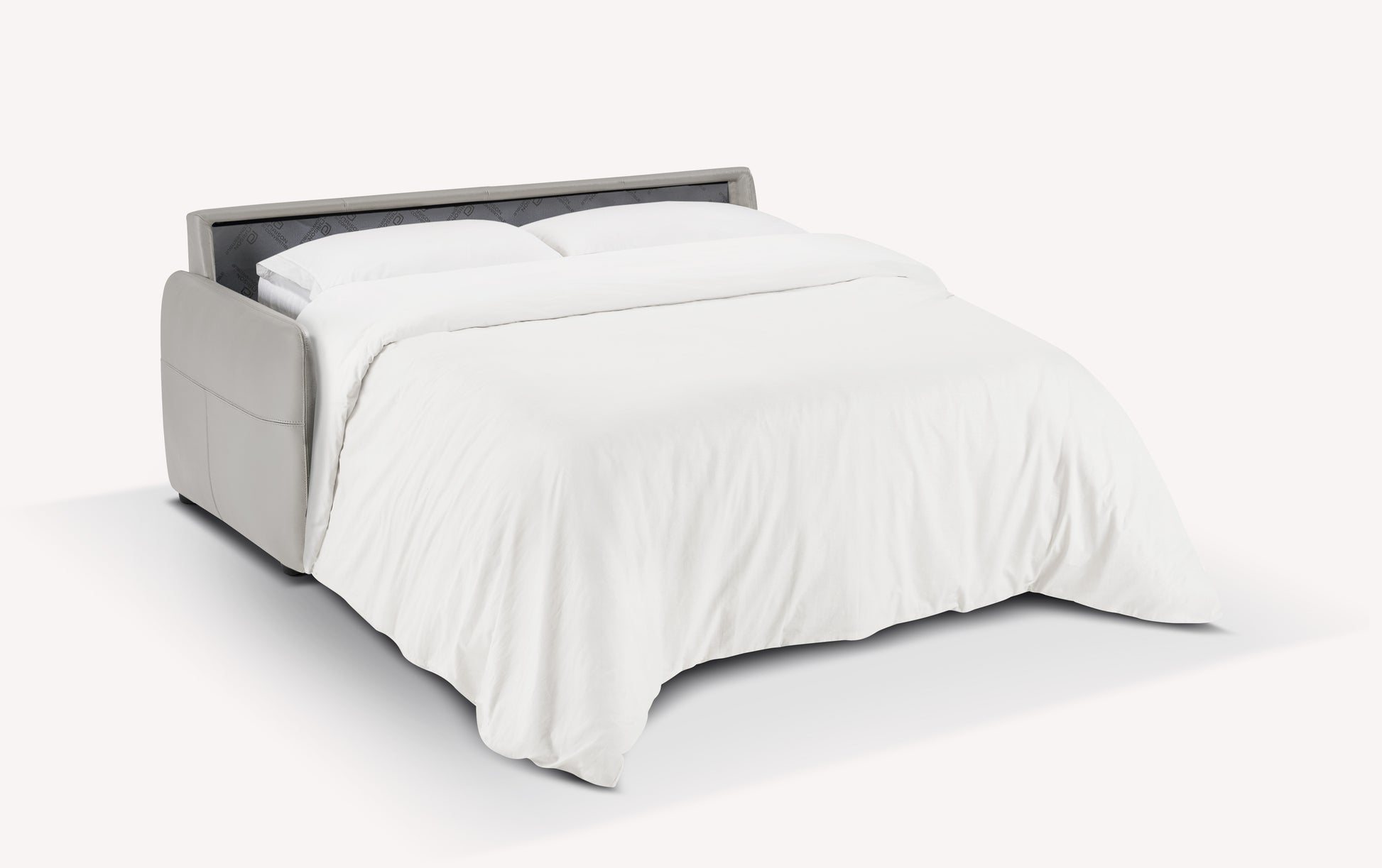 Canapé convertible Bruce en cuir gris souris, ouvert en position lit avec draps blancs