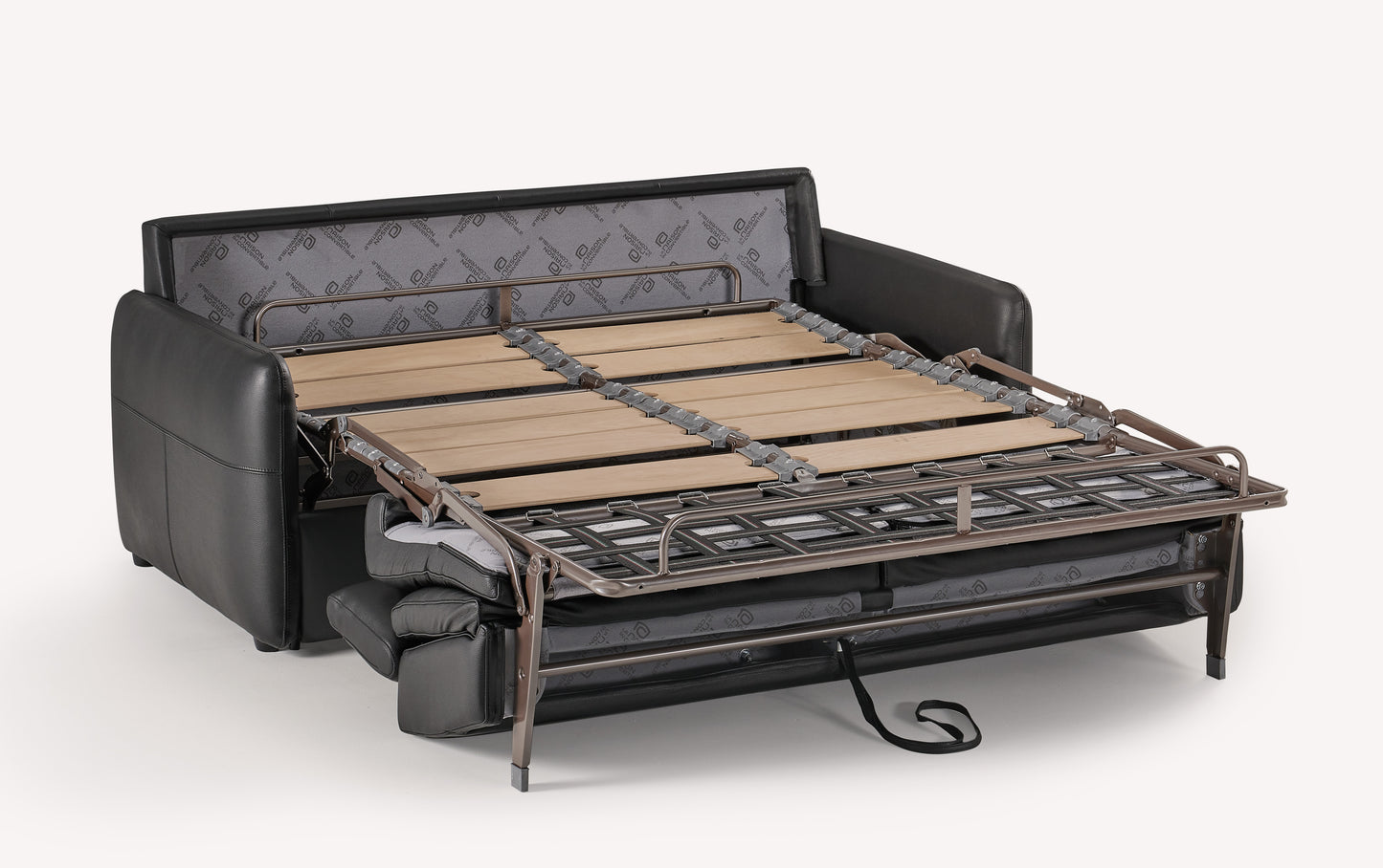 Canapé convertible Bruce en cuir noir, déplié pour montrer le sommier en lattes de bois et structure métallique