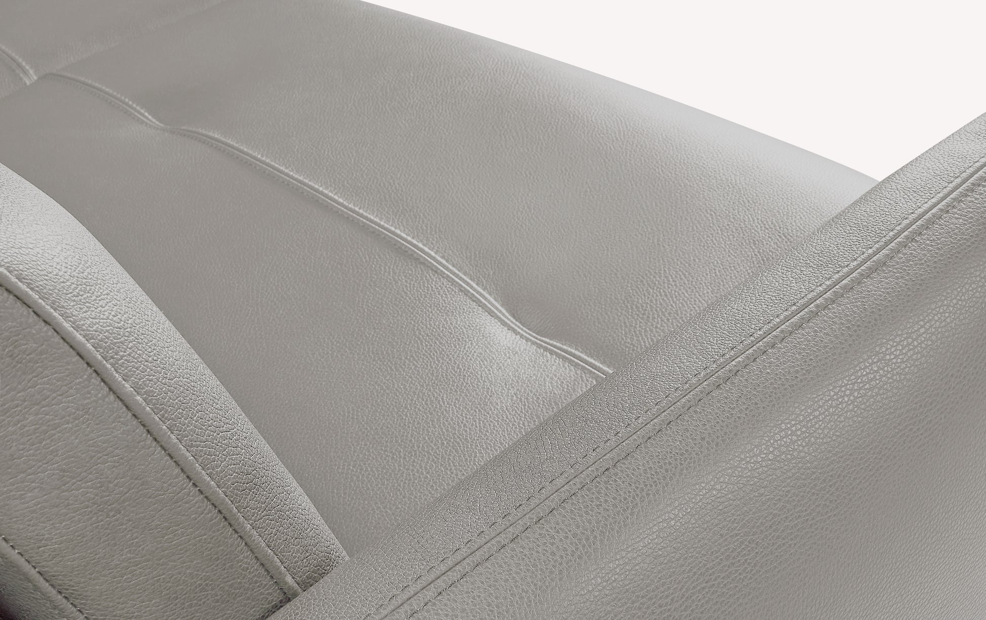 Gros plan sur le tissu en cuir gris d'un canapé convertible Bruce, revêtement lisse et coutures visibles