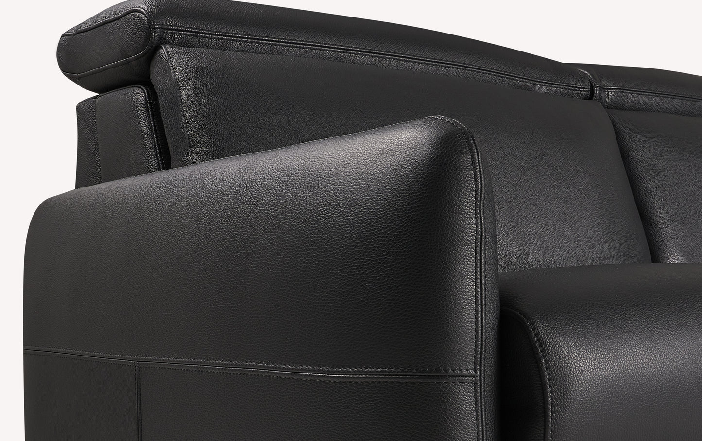 Accoudoir d'un canapé convertible en cuir noir luxueux, modèle Bruce, avec détails de couture visibles
