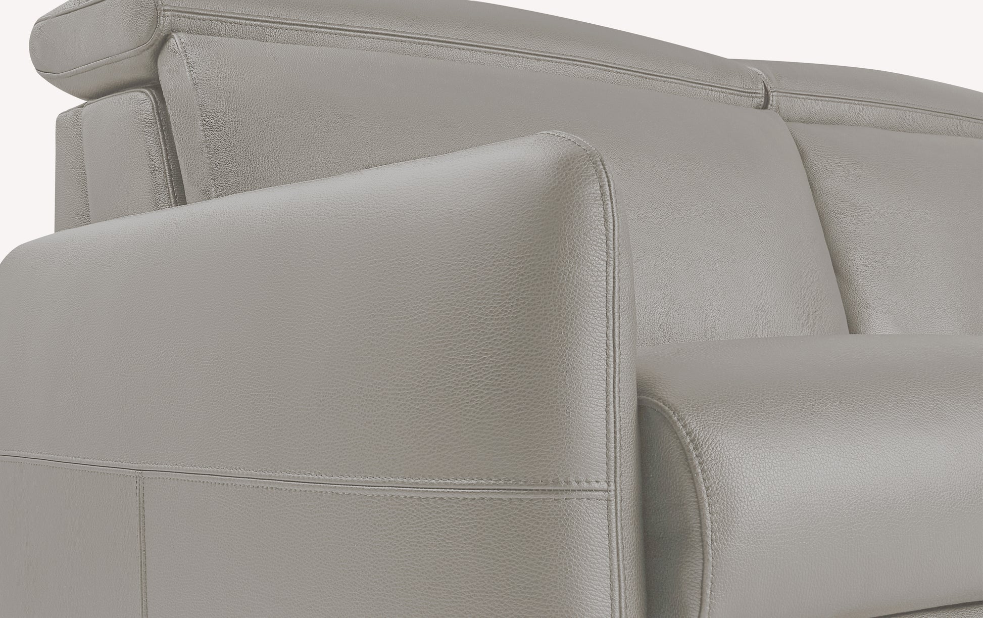 Accoudoir d'un canapé convertible en cuir gris souris, modèle Bruce, avec revêtement visible