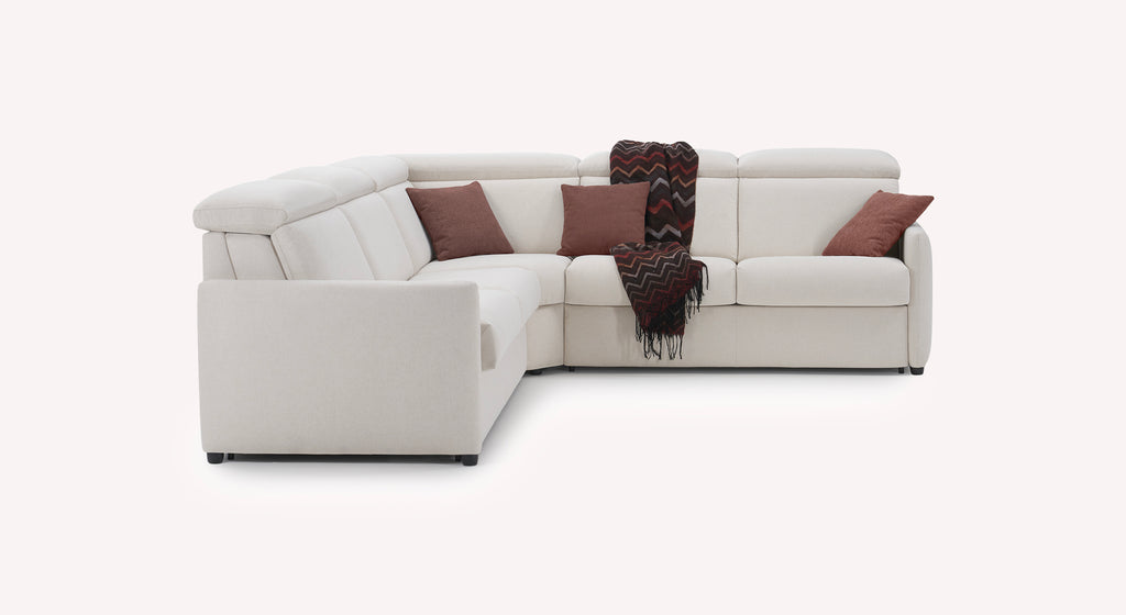 Canapé d'angle en tissu ivoire avec coussins marron et plaid à motifs, modèle Bruce Austin