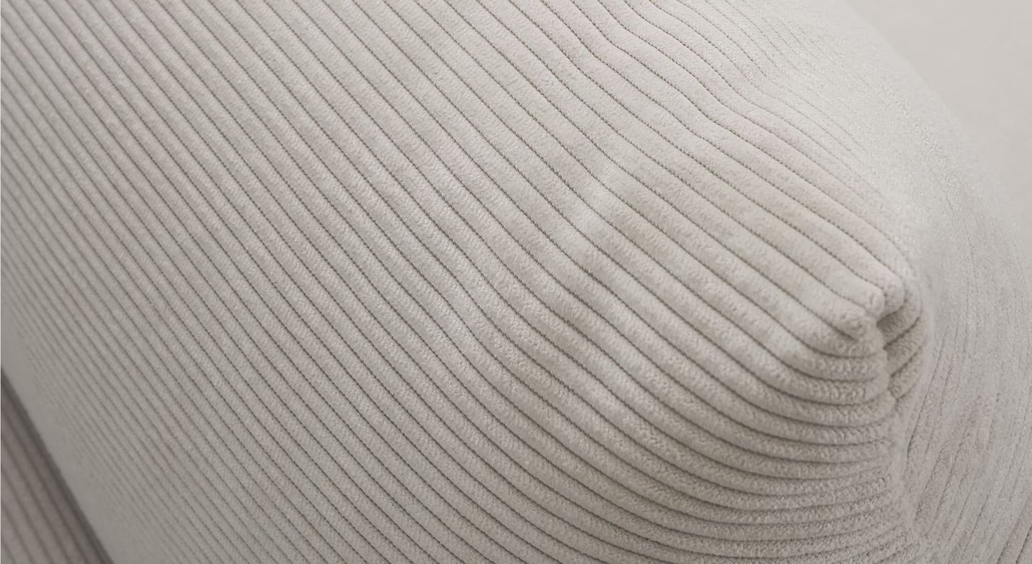 Gros plan sur un tissu côtelé beige, probablement utilisé pour un canapé ou fauteuil de la collection Gaia Teatro Sand