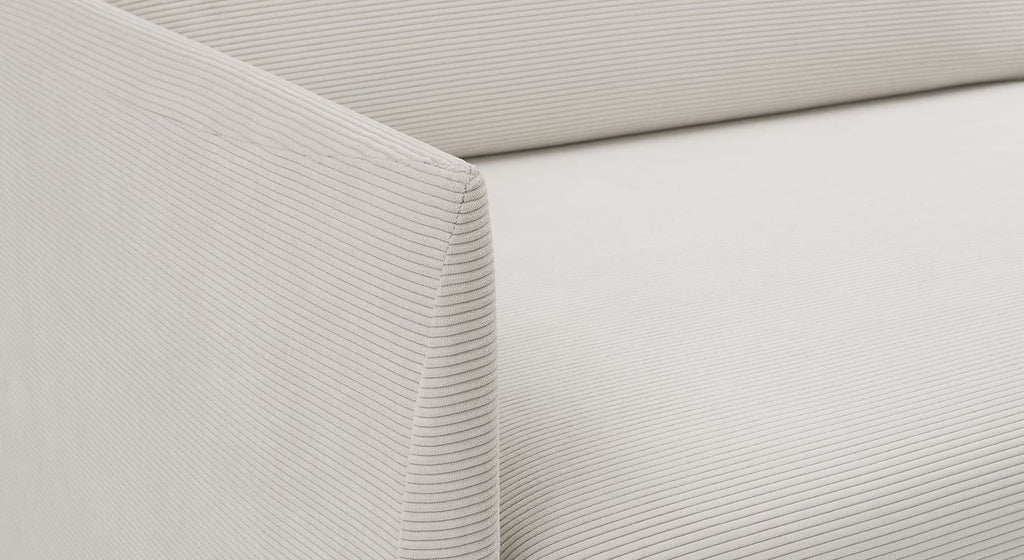 Gros plan sur un tissu côtelé beige clair, probablement utilisé pour un canapé ou un fauteuil, évoquant le style Gaia Teatro Sand