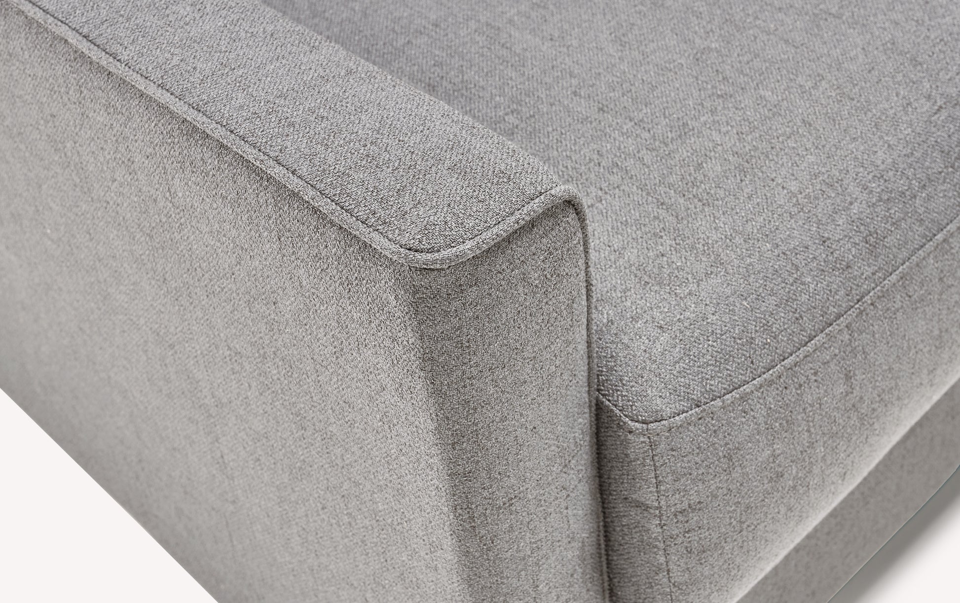 Accoudoir d'un canapé convertible en tissu gris Foster, modèle Jimmy, vue en gros plan