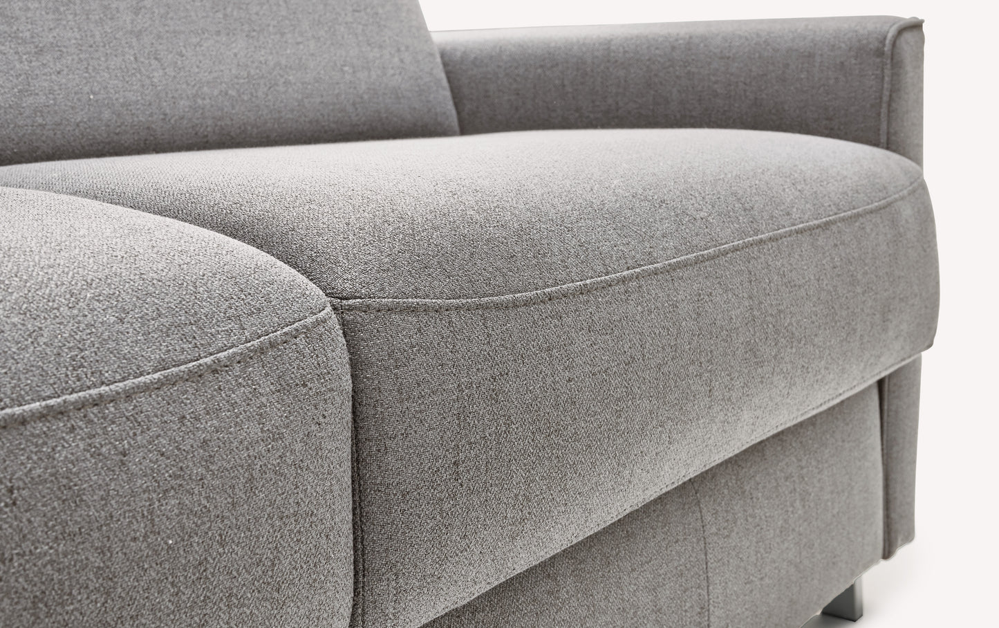 Zoom sur le tissu gris du canapé convertible Jimmy, modèle Foster, montrant la revêtement et les coutures détaillées