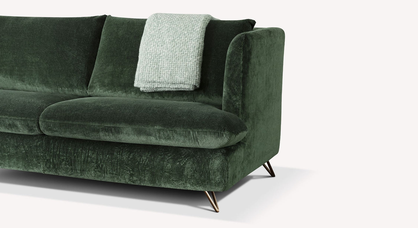 Canapé KING Corduroy Etroit Bouteille en velours côtelé vert bouteille avec coussins moelleux et pieds métalliques fins, parfait pour un salon moderne et élégant.