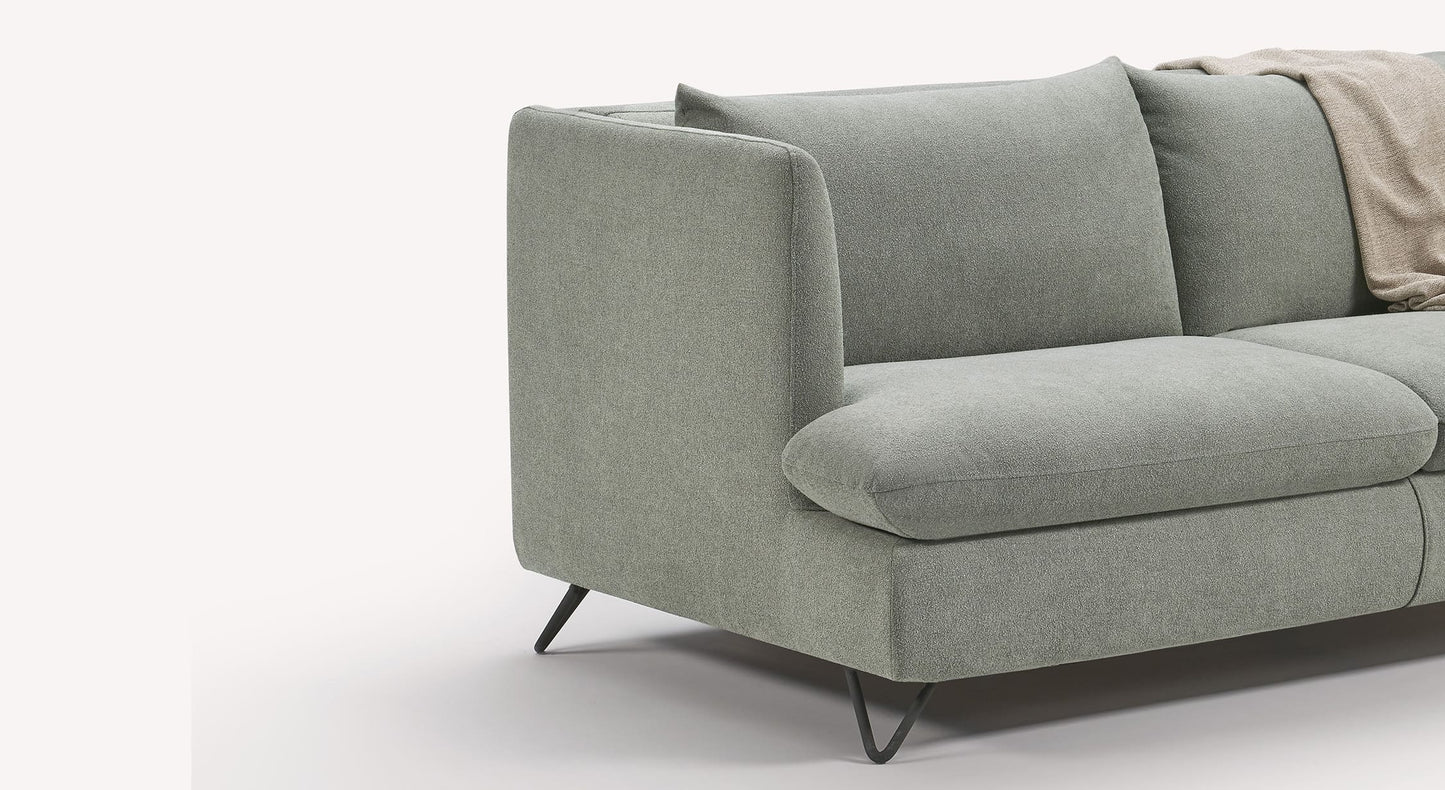 Canapé KING Innuendo Lagon en tissu gris lagon avec pieds métalliques noirs, design épuré et confort optimal idéal pour un canapé convertible contemporain.