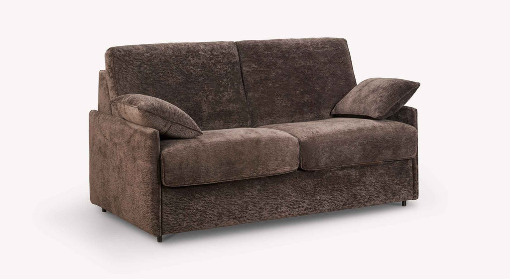 Canapé convertible KIRK Viking Poivre en tissu marron foncé avec structure compacte, coussins d'assise et dossier épais pour un couchage quotidien confortable.