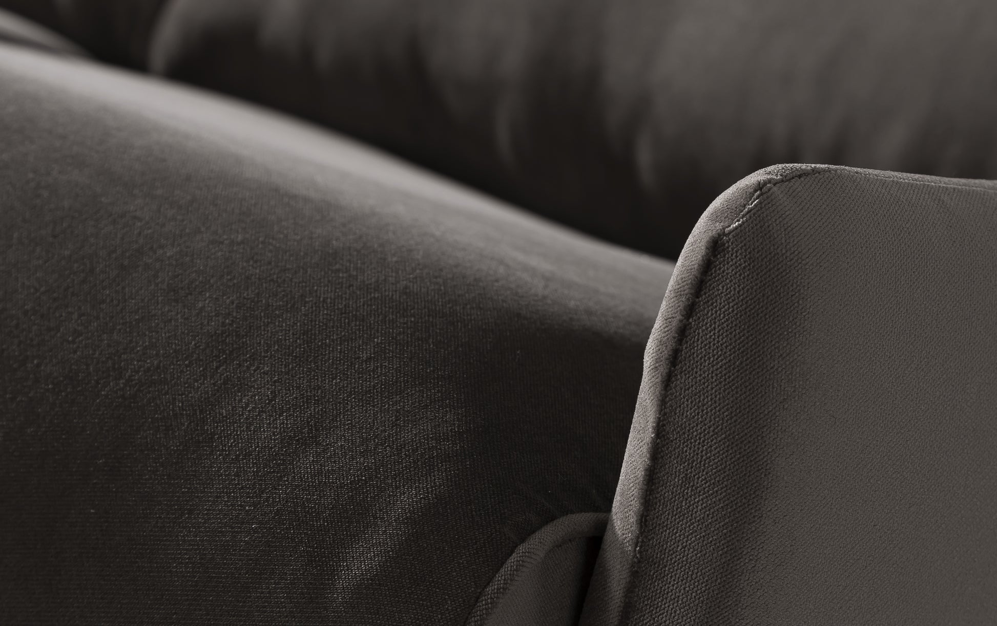 Accoudoir en velours expresso du canapé convertible Kirk, zoom sur le tissu matelassé