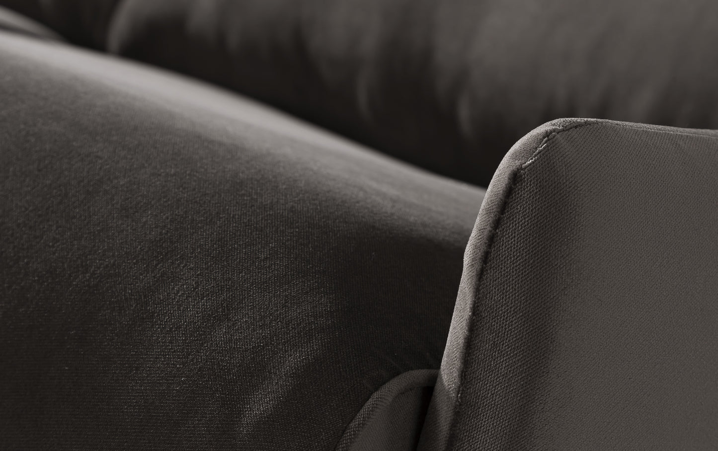 Accoudoir en velours expresso du canapé convertible Kirk, vue rapprochée montrant la revêtement douce du tissu