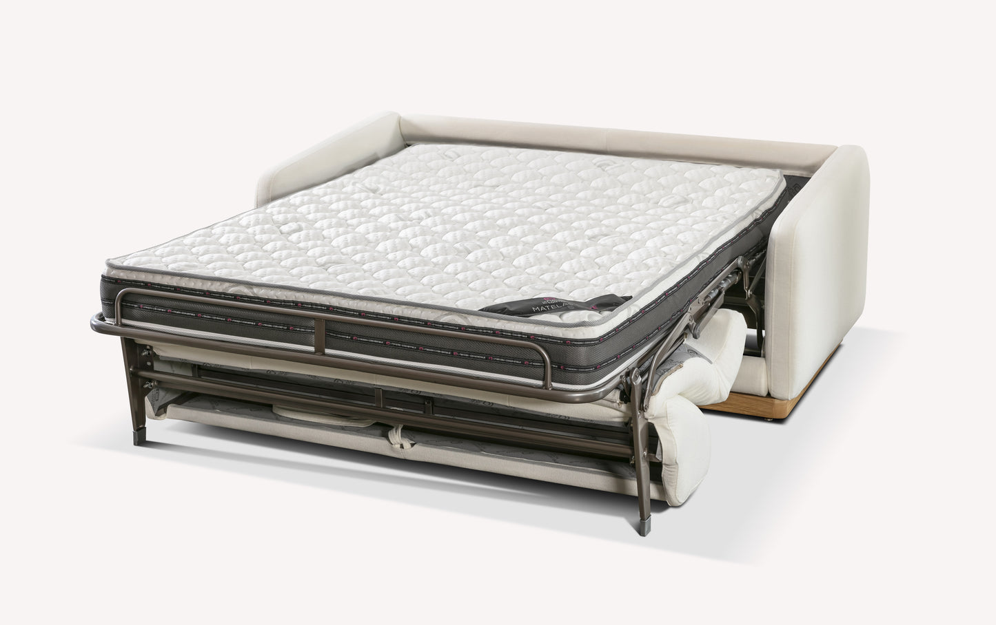 Canapé convertible Koons avec matelas en tissu Fluf neige, partiellement déplié, montrant la structure métallique et le matelas épais