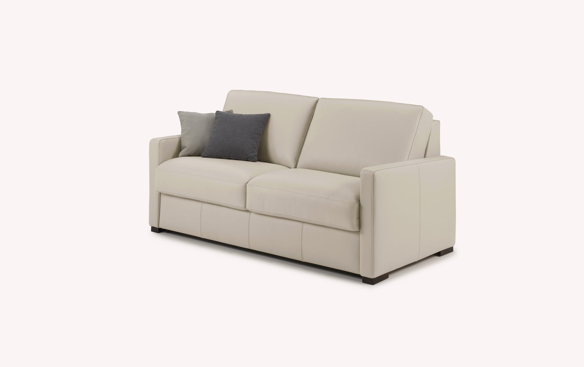 Canapé convertible en cuir avoine, modèle Lyon, avec coussins gris et beige, design moderne et élégant