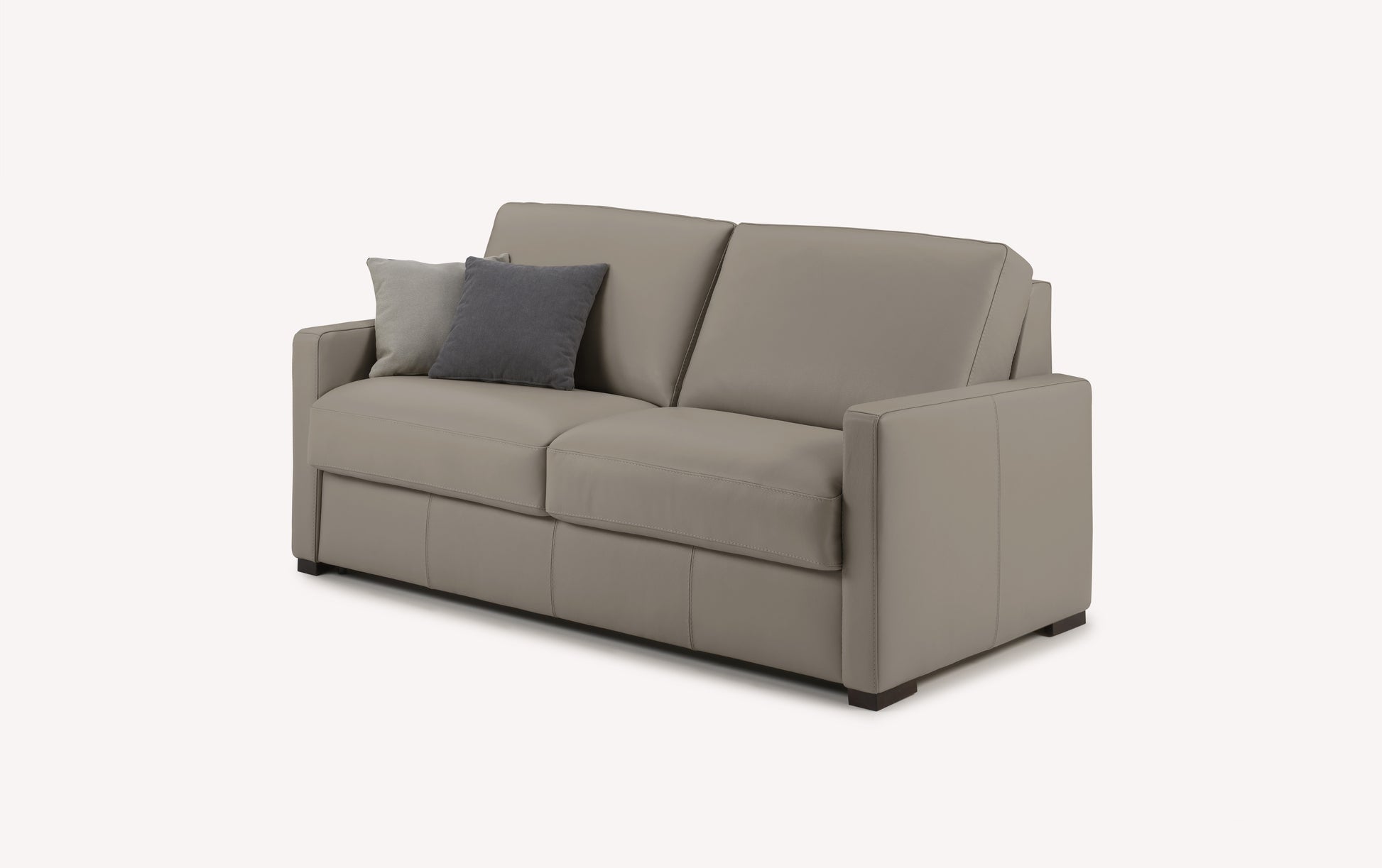 Canapé convertible en cuir gris souris avec coussins, design moderne et élégant, idéal pour un salon à Lyon