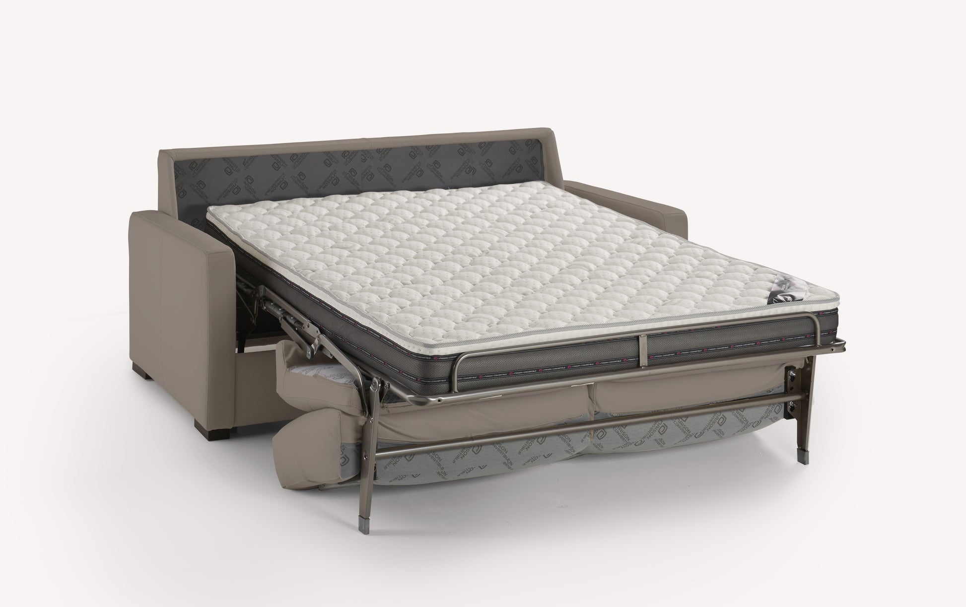 Canapé convertible en cuir gris avec matelas luxueux déplié, design moderne et élégant