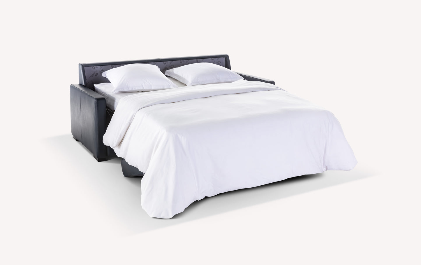 Canapé convertible en cuir bleu luxueux, ouvert en position lit avec draps blancs, présenté sur fond neutre