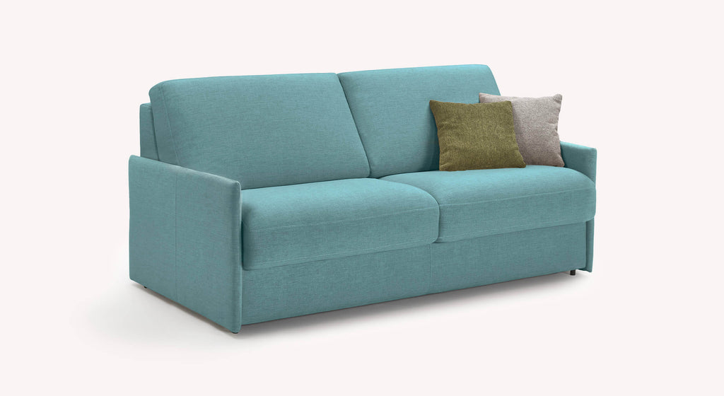 Canapé compact turquoise avec coussins décoratifs, design moderne et épuré, idéal pour un intérieur contemporain