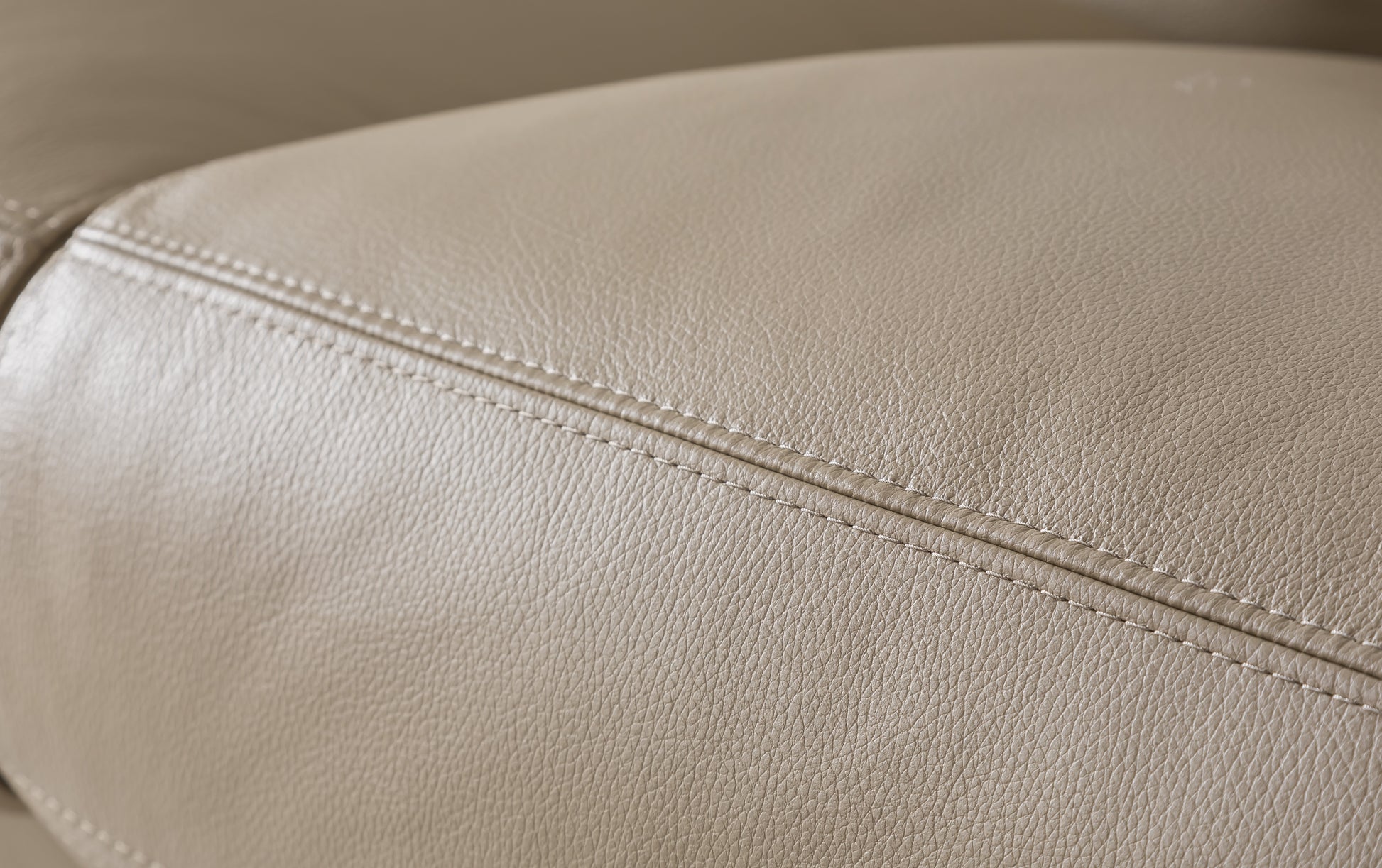 revêtement de cuir mastic d'un canapé convertible de luxe, avec coutures visibles